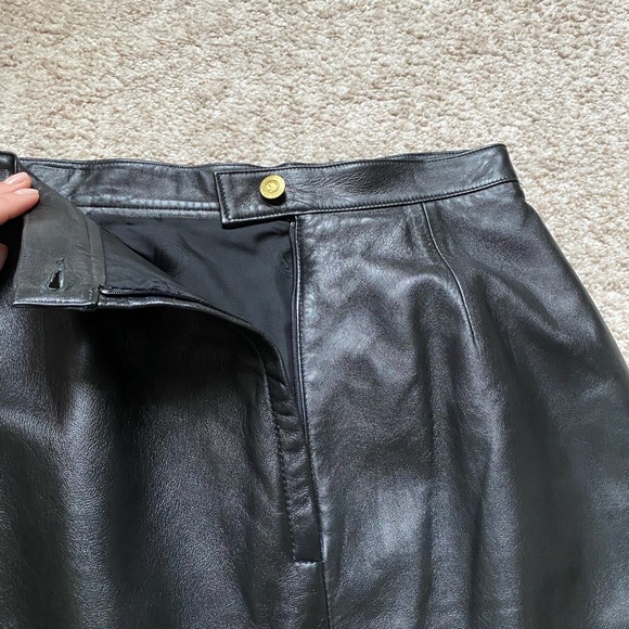 St. John black leather mini skirt • Vintage • Size 6 - Picture 2 of 9